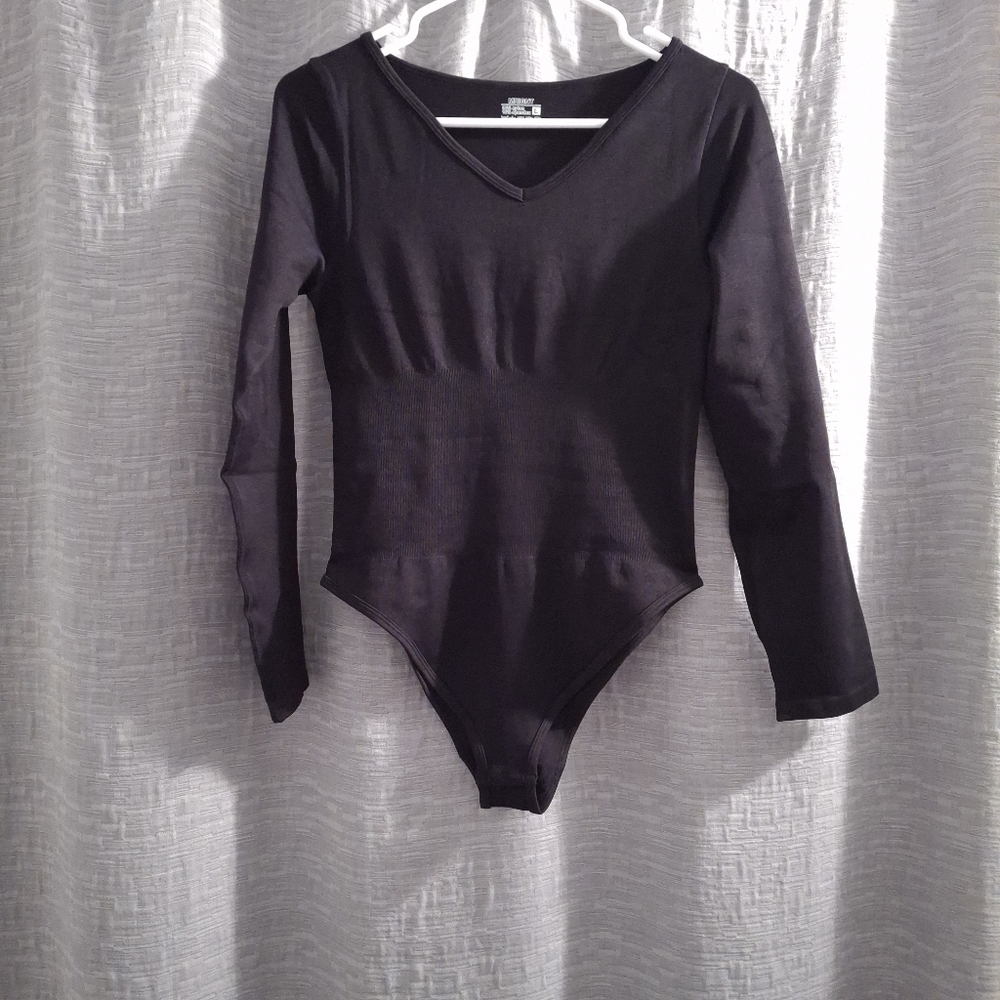 MRIGNT Black V-neck Ribbed Bodysuit- Size L - NWOT